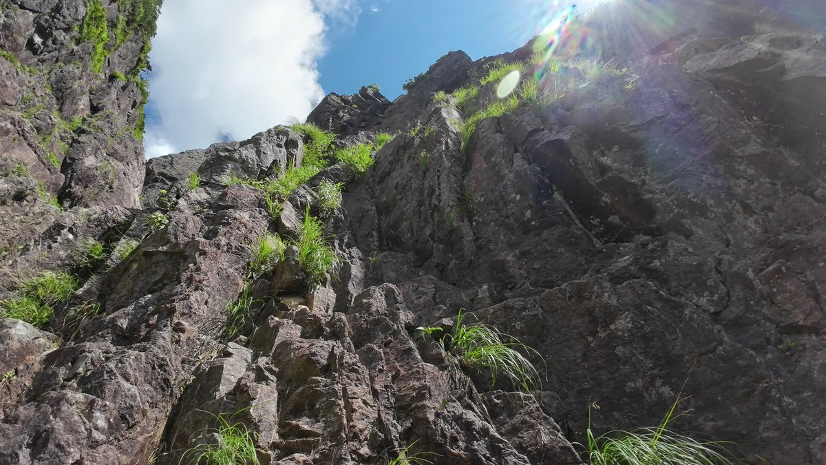 GenYamatani's tweet photo. だんだんと寒くなって来てきたね。今季の無雪期アルパイン振り返り⛰️

①滝谷　ドーム中央稜
②錫���岳　注文の多い料理店
③錫杖岳　見張り塔からずっと
④谷川岳　本谷〜四ルンゼ

北岳も行きたかったけど、天候とタイミング合わず、来季に持ち越し〜🙄 https://t.co/MhCAwmkNFC