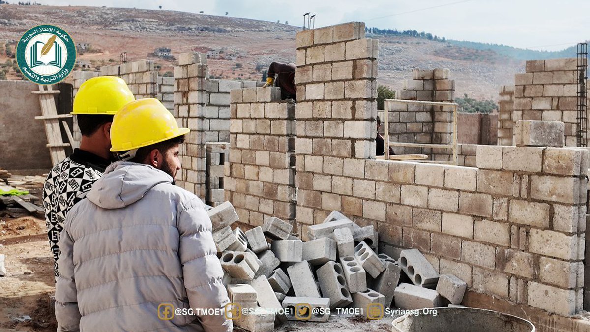 مدير مديرية المنشآت التربوية يتفقد أعمال الترميم في مدرسة شهداء بسنقول، التي تستوعب حوالي 600 طالب وطالبة.
#حكومة_الإنقاذ_السورية 
#وزارة_التربية_والتعليم