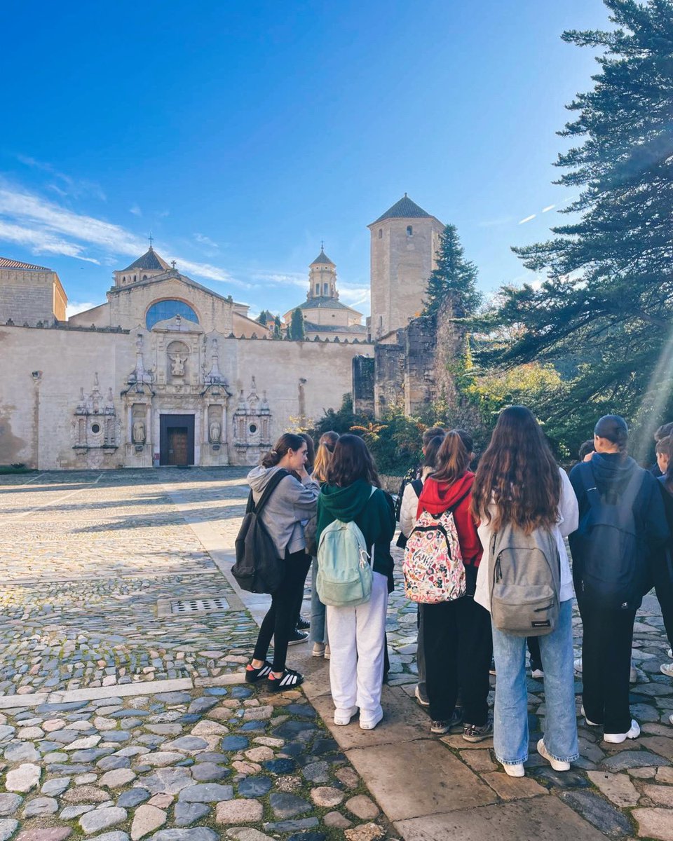 InsMColomer's tweet photo. L’alumnat de 2n d’ESO ha visitat Poblet, per veure com vivia la societat eclesiàstica durant l’edat mitjana. Han anat, també, a Montblanc, per veure com era una ciutat durant aquesta època: ⬇️ https://t.co/vhJCD7gVw7