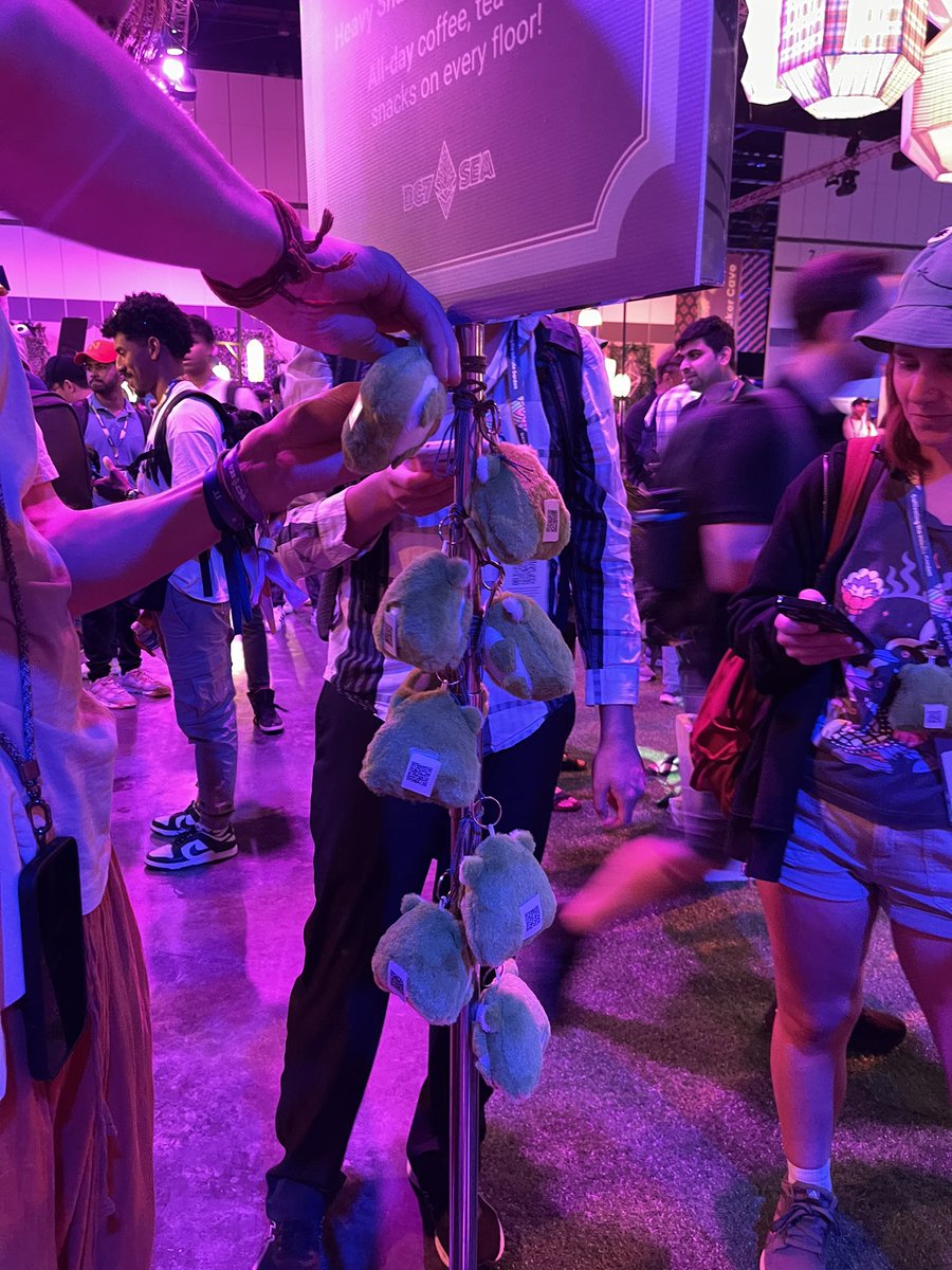 wingyaaan's tweet photo. First day @ #DevconSEA & everyone is crazy about…. frogs🐸🤣
#FrogCrypto’s bucket hat issa vibe✨ https://t.co/Gqtnm9HjCd