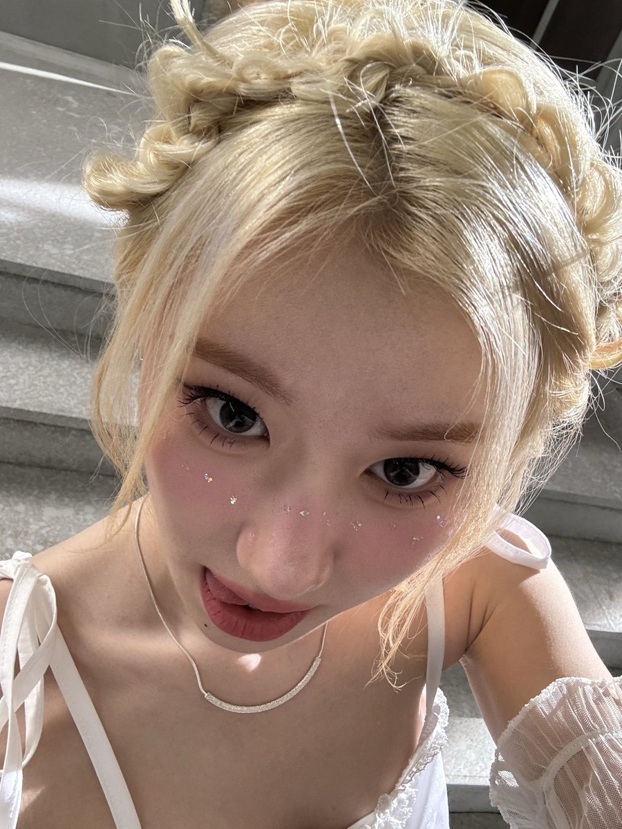 post your favorite blonde chaeryeong picture below, it's for science