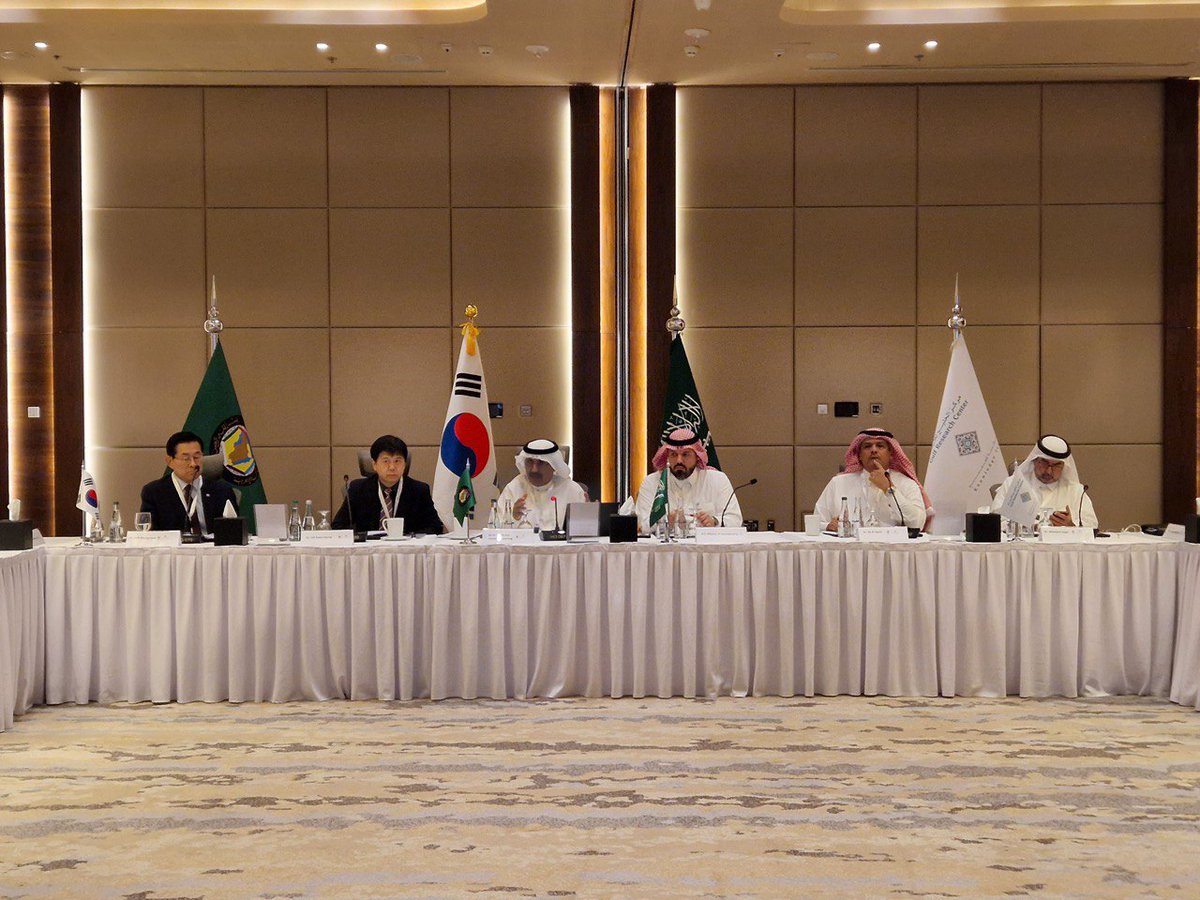 emsaukorea's tweet photo. عقدت سفارة جمهورية كوريا اليوم بالرياض بقيادة سعادة السفير: تشوي بيونغ-هيوك بالتعاون مع مركز الخليج للأبحاث تحت قيادة رئيس المركز د. عبد العزيز بن صقر، النسخة الأولى من ندوة التعاون بين كوريا الجنوبية ومجلس التعاون الخليجي.
🇸🇦🇰🇷 https://t.co/yizMsnXYHs