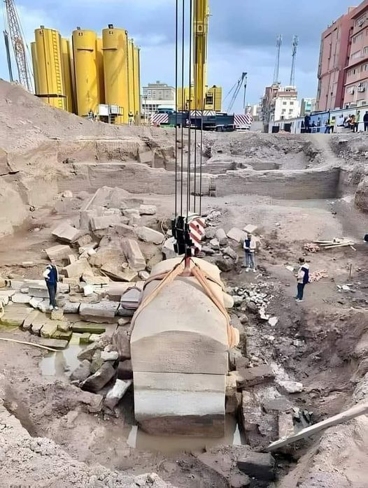 pierpi13's tweet photo. Il deserto egiziano, che sussurra eternamente segreti, ha rivelato un altro prodigio: un colossale sarcofago di granito di 60 tonnellate, rimasto intatto per millenni.
Il sarcofago non era stato progettato per una singola persona, né conteneva resti umani.
Al contrario, custodiva una collezione di artefatti dorati di straordinaria fattura: statue intricate di divinità, figurine meticolosamente dettagliate raffiguranti scene di vita quotidiana e una serie di tavolette incise realizzate con un metallo raro e sconosciuto.
Non si trattava semplicemente di una tomba, ma di una capsula del tempo, una finestra su un capitolo perduto della storia egiziana. Gli artefatti dorati, con i loro dettagli raffinati e materiali sconosciuti, suggerivano un livello di artigianato e tecnologia precedentemente sconosciuto. Le tavolette incise, la cui lingua resta ancora un mistero da decifrare, promettono di riscrivere la nostra comprensione dell'antico Egitto.