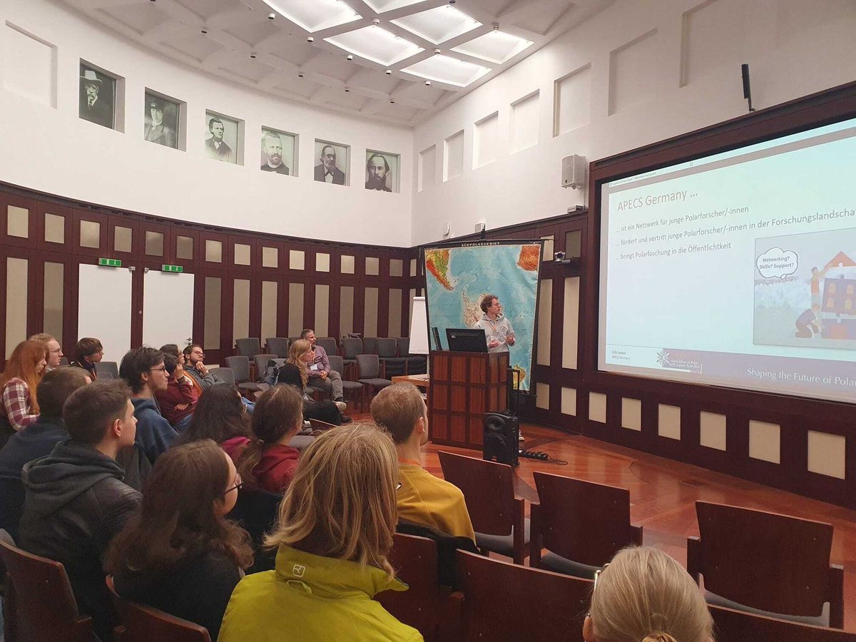 Last week, the <a href="/juforum/">juFORUM e.V.</a> was in Bremerhaven to get young people enthused about polar 🐻‍❄️🐧 and marine 🌊 research! 

In addition to the exciting research presentations and a tour of the Polarstern 🚢, our board member Erik Loebel was there to present about <a href="/apecs_germany/">APECS Germany</a> 🤗
