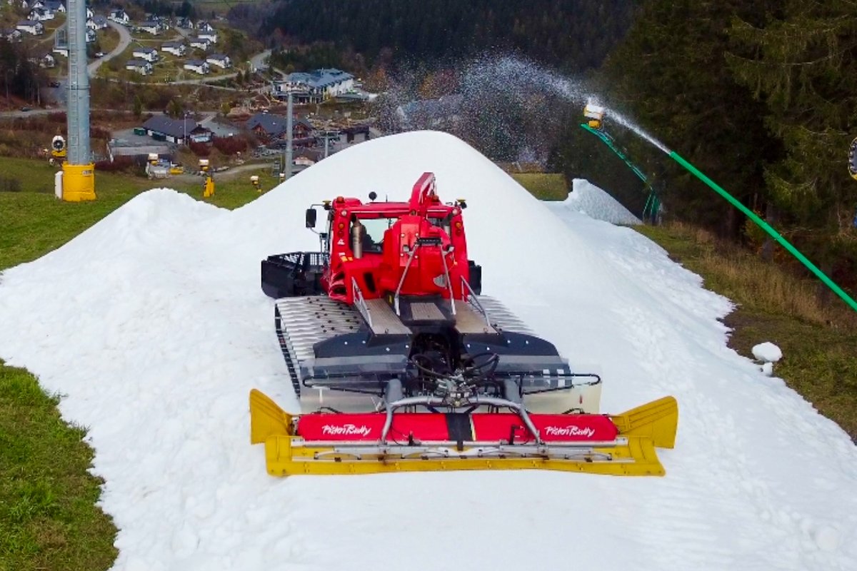 Kommt der Winter jetzt ins #Sauerland? Der Wochenwechsel soll ein paar Schneeflocken bringen. Nicht genug, um darauf #skifahren zu können. Aber wir haben etwas nachgeholfen. Ab Freitag läuft für euch der Lift am Poppenberg! 
#skiliftkarussell #winterberg #wintersportarena