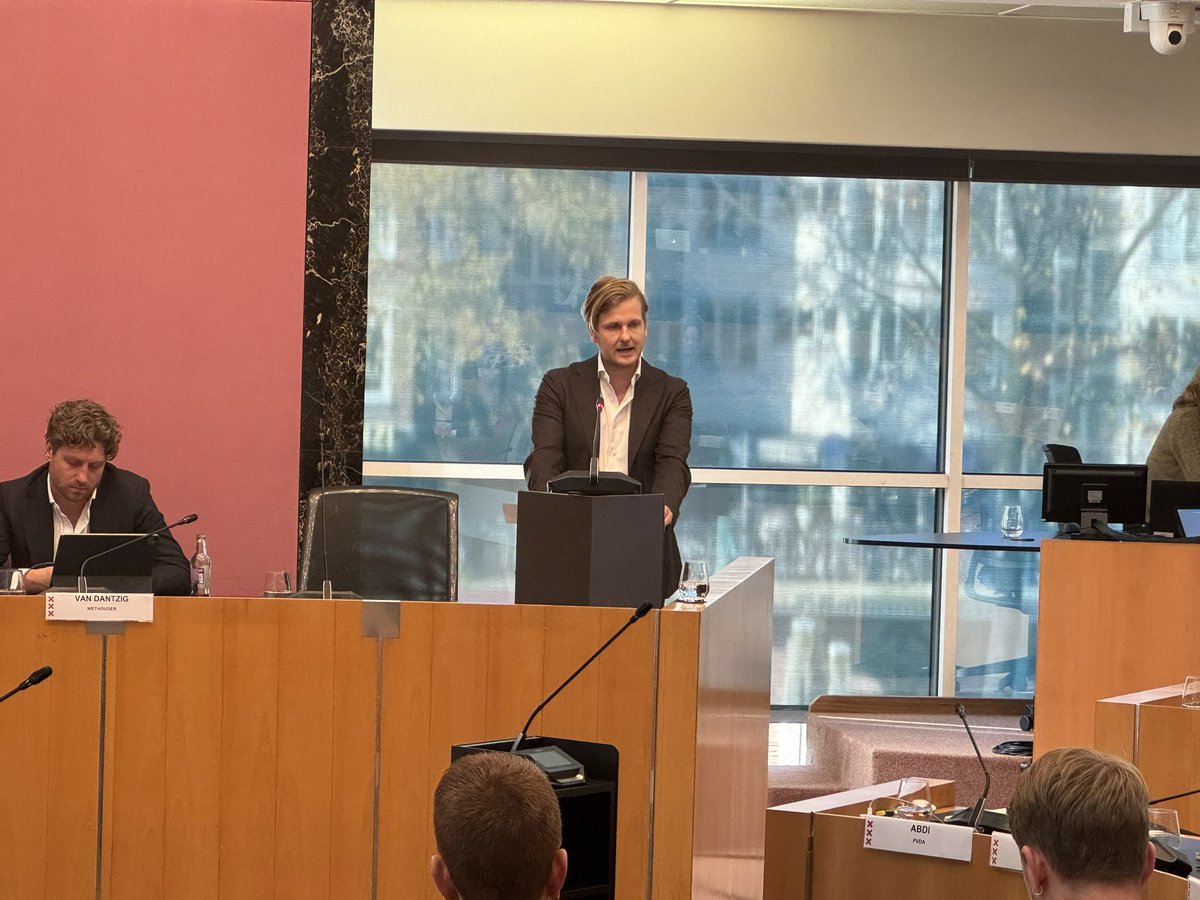 Rob Hofland (D66) spreekt Amsterdammers toe. ‘Lieve Amsterdammers. We leven in moeilijke tijden. Haat, polarisatie en geweld nemen toe. Antisemitisme, islamofobie, racisme en discriminatie moeten worden bestreden. Het enige tegengif tegen dit kwaad is liefde en empathie.’