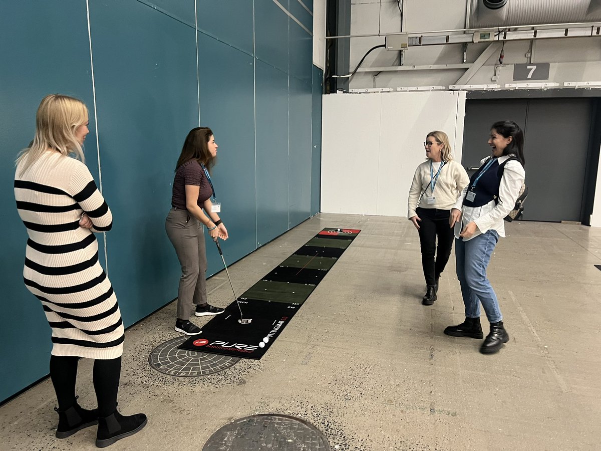 Det här grymma gänget är inte bara proffs på socialt arbete utan uppenbarligen också på golf! Hole in one! Wow! Glöm inte att testa, kom förbi! #socionomdagarna #StoltSocionom