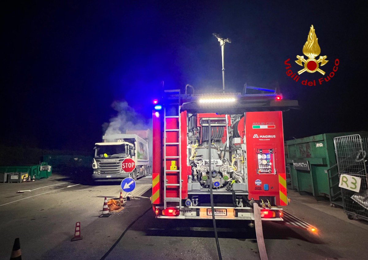 Piove di Sacco (PD), #vigilidelfuoco al lavoro stanotte  presso l’ecocentro in via Fiumicello per l’#incendio di un camion compattatore, alimentato a metano: nessuna persona è rimasta coinvolta.
Le cause delle fiamme sono al vaglio delle squadre intervenute