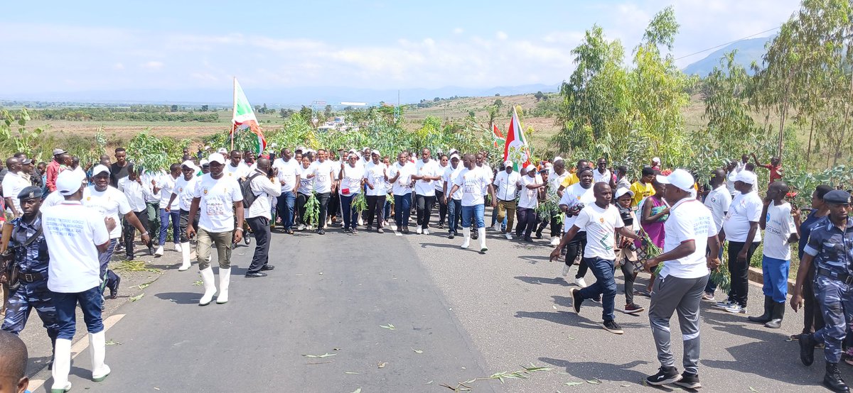 BubanzaCommune2's tweet photo. #Buruñdi: Buramatari w'Intara ya @BubanzaProvince ,arikumwe n'abenehihugu n'izindi ndongozi,yakiririye #Urumuri_Rw_Amahoro aruhawe na mugenziwe wa @CibitokeProv, rukaba ruje kumurikira ibikorwa vy'iterambere muri iyo Ntara Ku ncuro yarwo ya 18
@NtareHouse 
#Ayiwacu. https://t.co/NEu7fp1Z3I