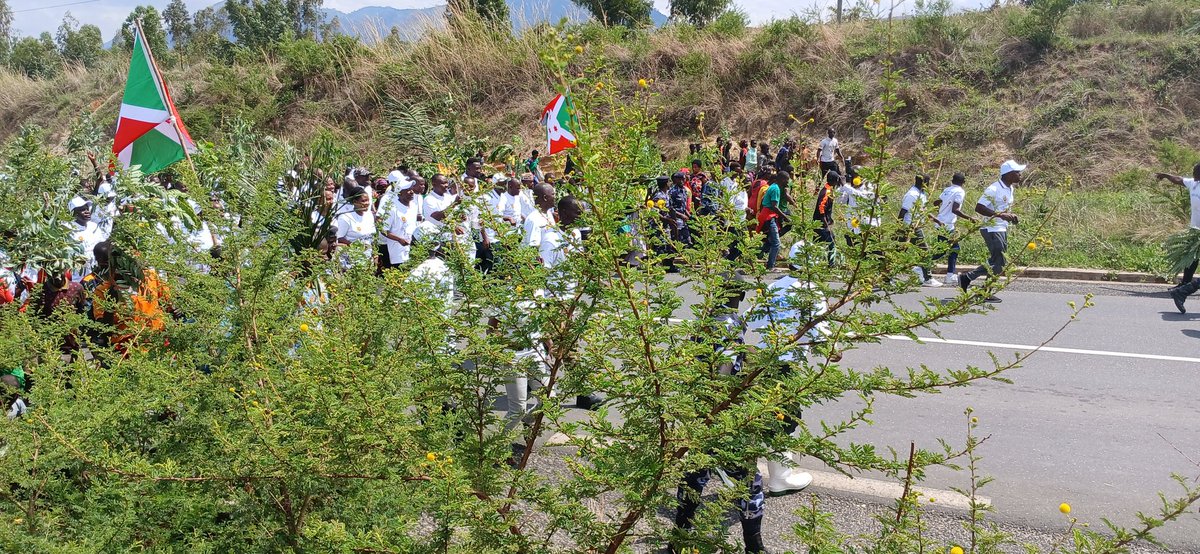 BubanzaCommune2's tweet photo. #Buruñdi: Buramatari w'Intara ya @BubanzaProvince ,arikumwe n'abenehihugu n'izindi ndongozi,yakiririye #Urumuri_Rw_Amahoro aruhawe na mugenziwe wa @CibitokeProv, rukaba ruje kumurikira ibikorwa vy'iterambere muri iyo Ntara Ku ncuro yarwo ya 18
@NtareHouse 
#Ayiwacu. https://t.co/NEu7fp1Z3I