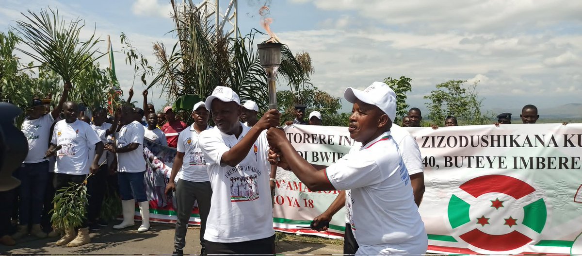 BubanzaCommune2's tweet photo. #Burundi: Buramatari w'Intara ya @BubanzaProvince ,arikumwe n'abenegihugu n'izindi ndongozi,ahejeje guhabwa urumuri rw'amahoro na mugenzi we wa @CibitokeProv,rukaba ruje kumurikira ibikorwa vy'iterambere muri iyo Ntara Ku ncuro yarwo ya 18.
@NtareHouse 
#Ayiwacu. https://t.co/q1Qz4FblJy