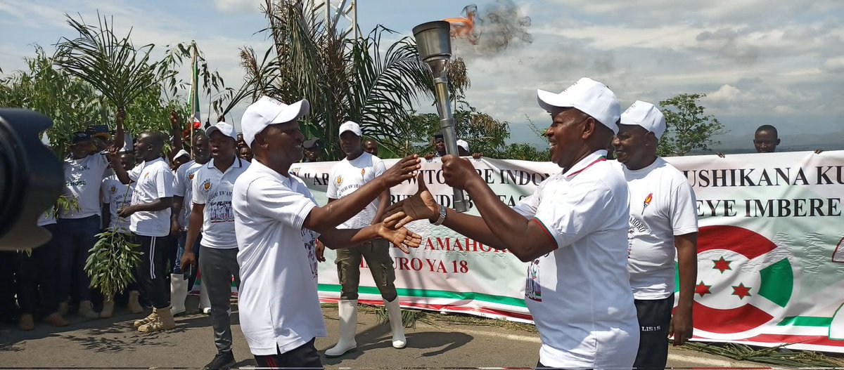 BubanzaCommune2's tweet photo. #Burundi: Buramatari w'Intara ya @BubanzaProvince ,arikumwe n'abenegihugu n'izindi ndongozi,ahejeje guhabwa urumuri rw'amahoro na mugenzi we wa @CibitokeProv,rukaba ruje kumurikira ibikorwa vy'iterambere muri iyo Ntara Ku ncuro yarwo ya 18.
@NtareHouse 
#Ayiwacu. https://t.co/q1Qz4FblJy