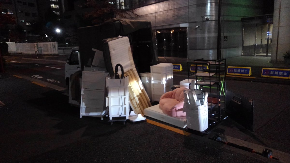 recyclebomu's tweet photo. 今日の便利屋作業
「今日中に部屋を明け渡す！！」
とりあえず細かい物は、ゴミ袋に入れて燃えるゴミと燃えないゴミに出して、大きな冷蔵庫・洗濯機・ベット・チェスト・ソファーや家電品・家具などは当店で回収。
結構な量でしたが、何とか積み込んで回収処分。
#緊急回収 #粗大ごみ #すぐ回収 https://t.co/xurltanxBu