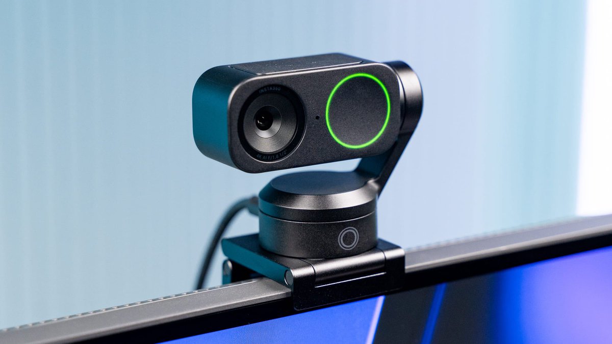 MaxJmb's tweet image. .@insta360’s new #Link2 is a 4K AI-powered webcam with a versatile design aimed at everyday users, streamers, and professionals. It offers clear video quality and useful features like auto-tracking, background blur, and gesture controls. The tracking helps keep you in frame, and