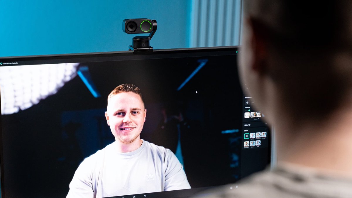MaxJmb's tweet image. .@insta360’s new #Link2 is a 4K AI-powered webcam with a versatile design aimed at everyday users, streamers, and professionals. It offers clear video quality and useful features like auto-tracking, background blur, and gesture controls. The tracking helps keep you in frame, and
