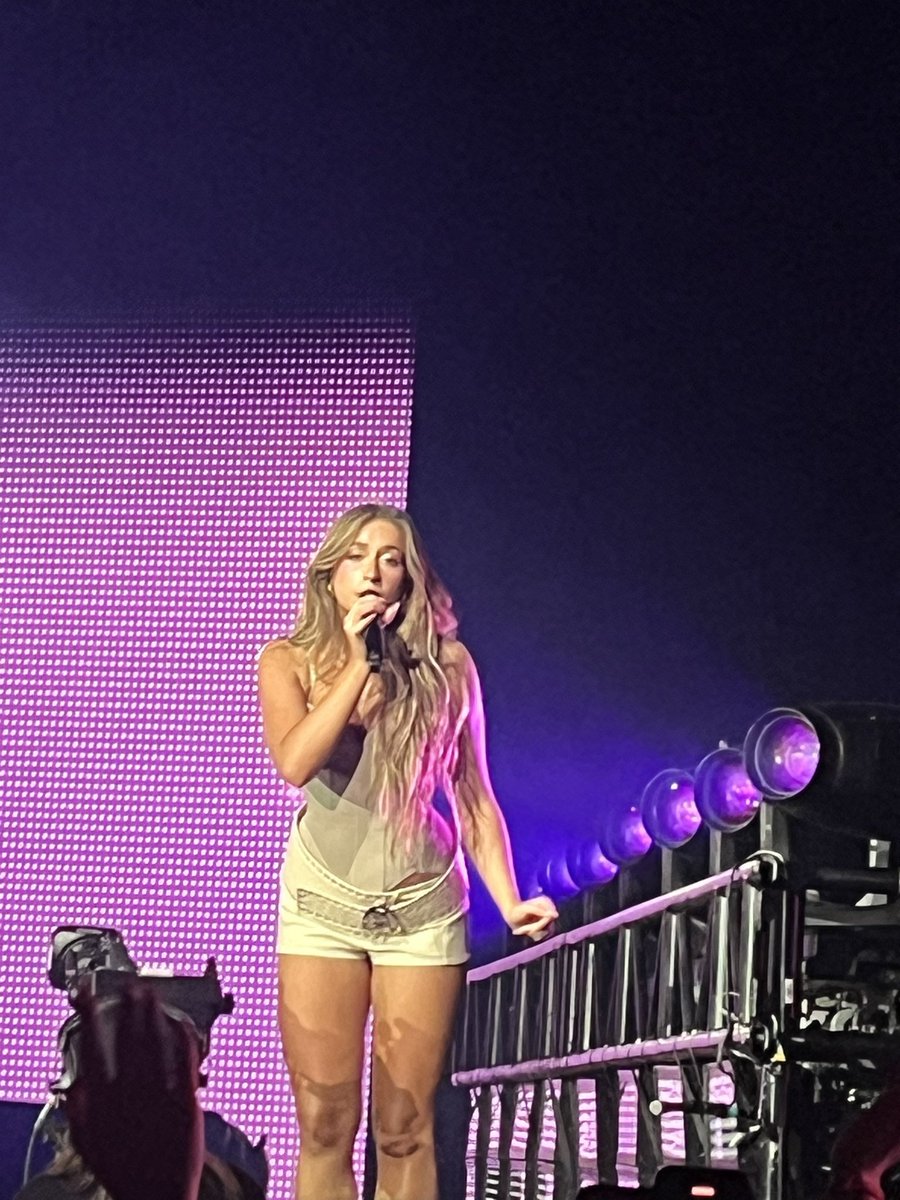 KingStiffyHood1's tweet photo. TATE MCRAE IS HER 👸👸👸👸😍 she tore the whole roof of hordern tonight #TLTsydney https://t.co/Qx6lSSLHhm