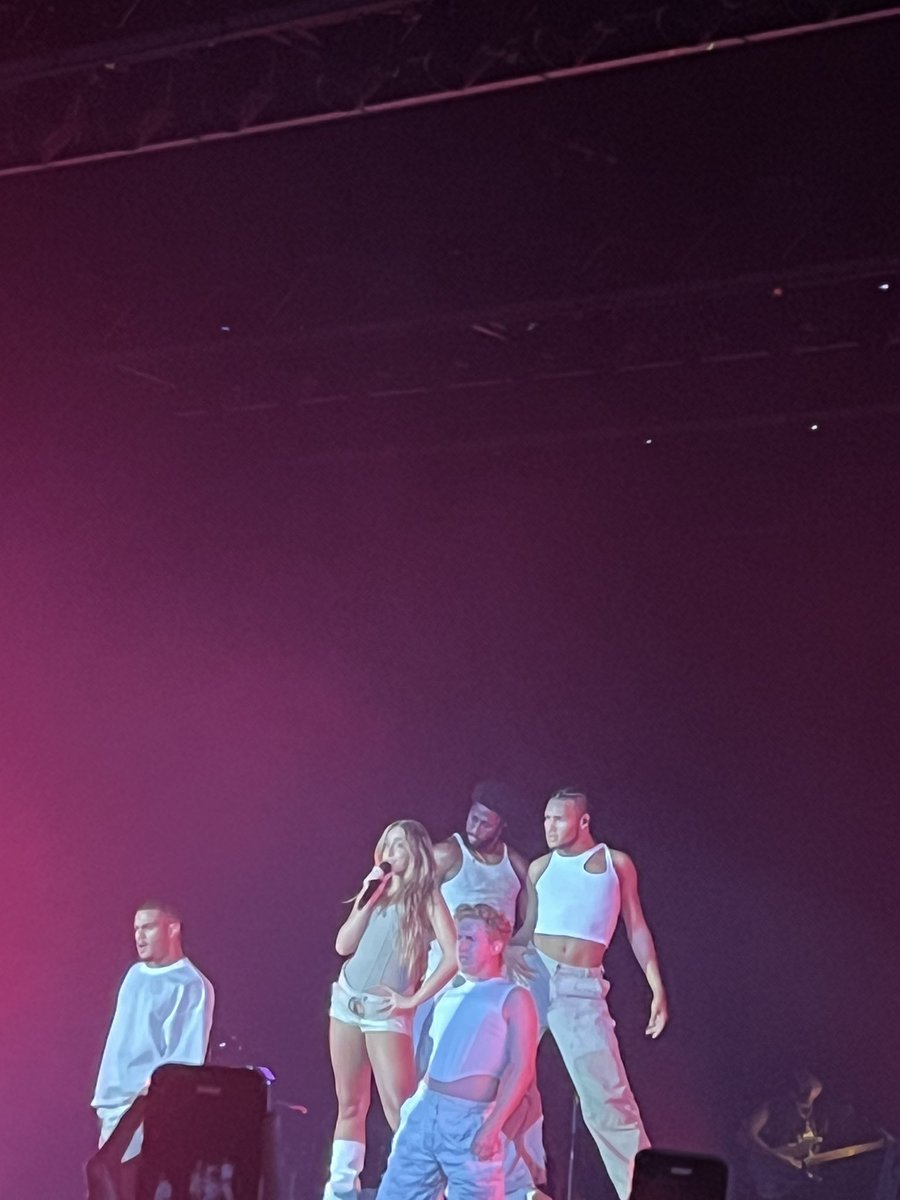 KingStiffyHood1's tweet photo. TATE MCRAE IS HER 👸👸👸👸😍 she tore the whole roof of hordern tonight #TLTsydney https://t.co/Qx6lSSLHhm