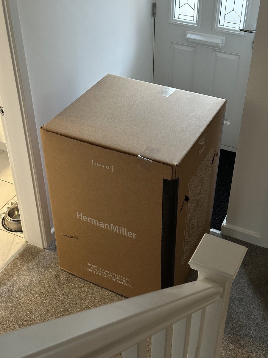 LanzaGB's tweet photo. This may be the largest parcel I have ever received.. 👀

I’m SUPER hyped to announce that we’ve partnered up with @hmgaming 🤝 

There's currently 25% off on the entire gaming website, find more details below! 

🔗 https://t.co/ZZQn0viBm7

@hermanmillerltd #HMpartner #ad https://t.co/KpBBj7JVck