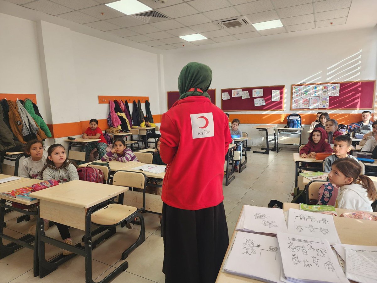 KizilayTM's tweet photo. #Kahramanmaraş Toplum Merkezimiz, ilkokul öğrencilerine yönelik Akran İlişkilerini Güçlendirme ve Duyguları Tanıma Eğitimi düzenledi. Düzenli gerçekleştirilen psikoeğitimler aracılığıyla çocukların arkadaşlık ilişkilerine olumlu katkı sağlaması amaçlandı. https://t.co/Wyg7Gm8L2g