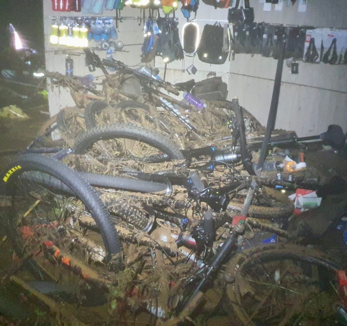 solobici_es's tweet photo. .@Giant_ESP y Pablo Castrillo sortean la bicicleta ganadora de la Vuelta para ayudar a dos tiendas afectadas por la DANA 👏. Info y cómo participar 👇
https://t.co/zZMiXh6PN1 https://t.co/1k6IxVutNR