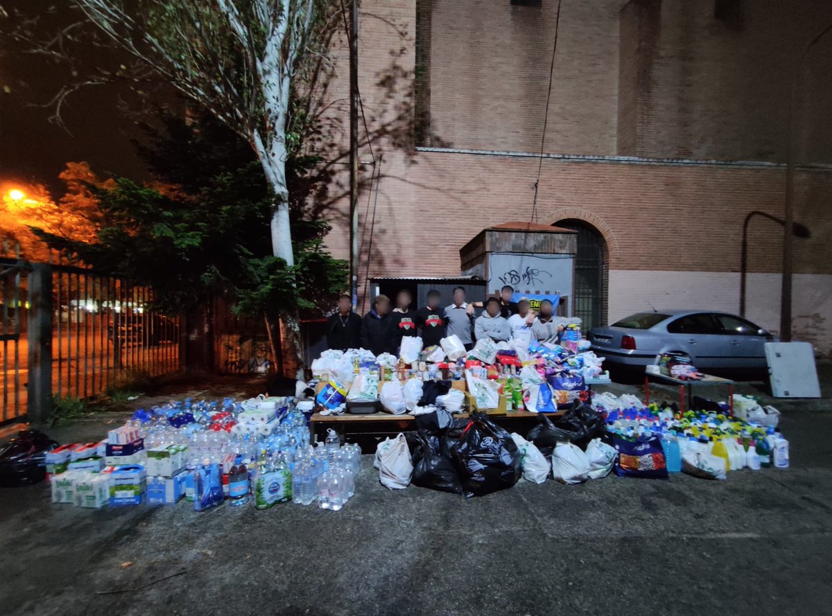 DemenciaEstu's tweet photo. Hilo acerca de la solidaridad de toda la comunidad demente y estudiantil hacia quienes han sufrido la DANA y la nefasta gestión de los que tenían que hacerle frente.
Spoiler: la respuesta ha sido mayúscula.
🧵👉 https://t.co/fnipLAAMlq