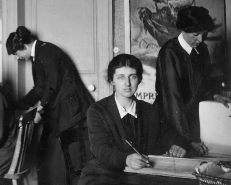 Historia – the HWA (@historiahwa) on Twitter photo Only attractive women were chosen to go to the 1919 Paris Peace Conference with the British Empire Delegation.
The delegates, without their wives, wanted "some pretty female company", says <a href="/florajowriter/">Flora Johnston</a>, author of The Paris Peacemakers
Find out more at historiamag.com/paris-1919-a-f… Only attractive women were chosen to go to the 1919 Paris Peace Conference with the British Empire Delegation.
The delegates, without their wives, wanted "some pretty female company", says <a href="/florajowriter/">Flora Johnston</a>, author of The Paris Peacemakers
Find out more at historiamag.com/paris-1919-a-f…