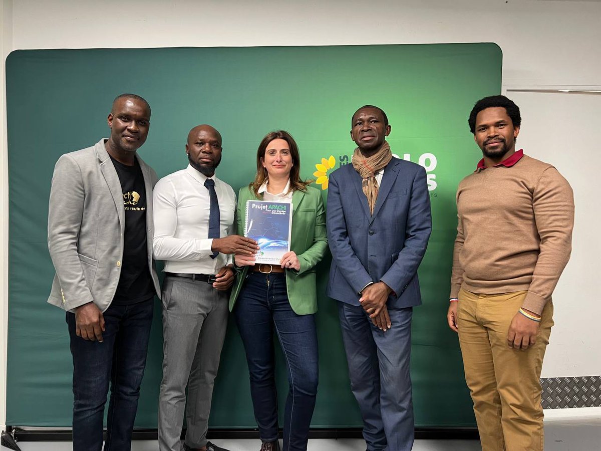 marinetondelier's tweet image. La Guyane est aussi grande que le Portugal mais ne compte que deux routes nationales ! 

Les habitant·es ont besoin de routes, de trains, d’aménagement du fleuve.

Merci au Collectif Apachi, engagé pour le désenclavement de la Guyane, d'être venu me présenter son combat et ses