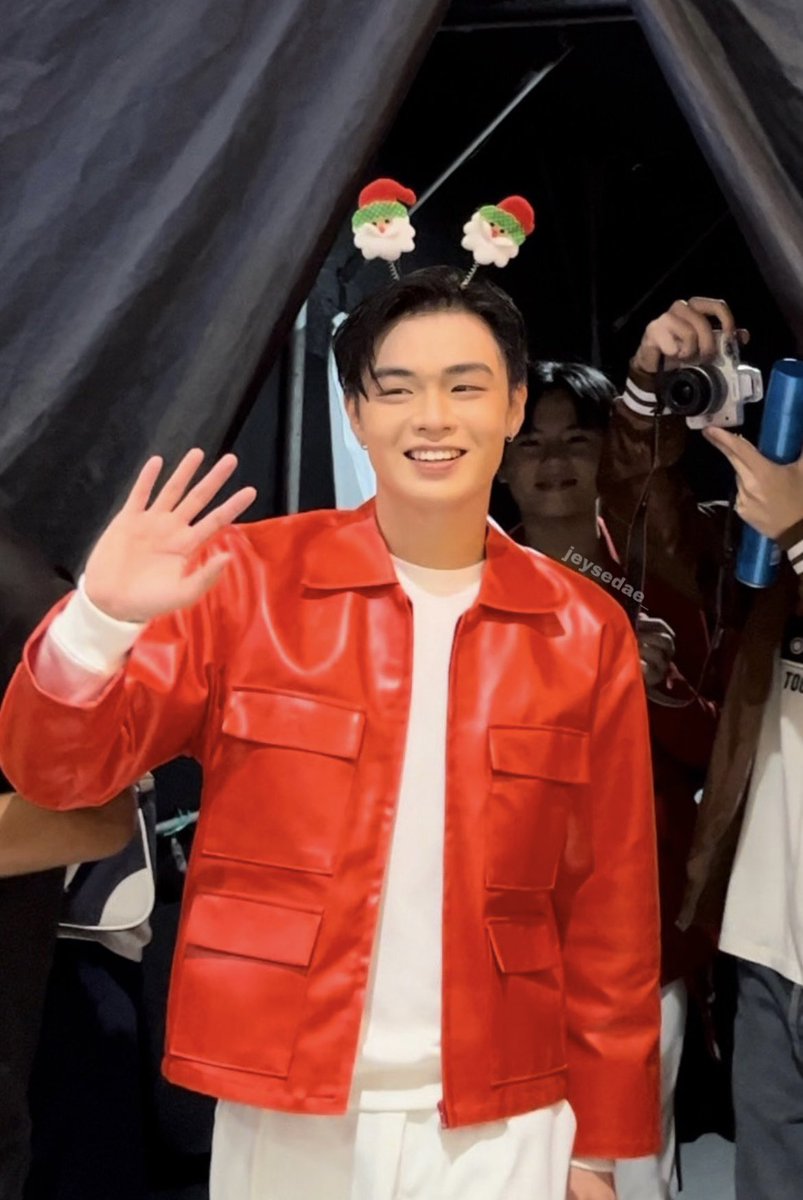 jeysedae_'s tweet photo. MAMA AN ALEX BEHIND YOU
@jcdacillo______ @Alex_Noel5783 https://t.co/FMQlaz0JV0