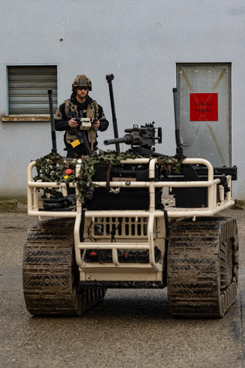 Mais où sont passés les soldats 🪖 ? Jamais très loin dans ce cas présent...

Quelque part au <a href="/CDC94ri/">CENZUB - 94RI</a>, la section exploratoire robotique évalue et teste toutes sortes de drones pour nos forces terrestres 🕹️⚔️

Plus d'infos ⤵️
terremag.defense.gouv.fr/nos-reportages…
#CapaciTerre #Innovation