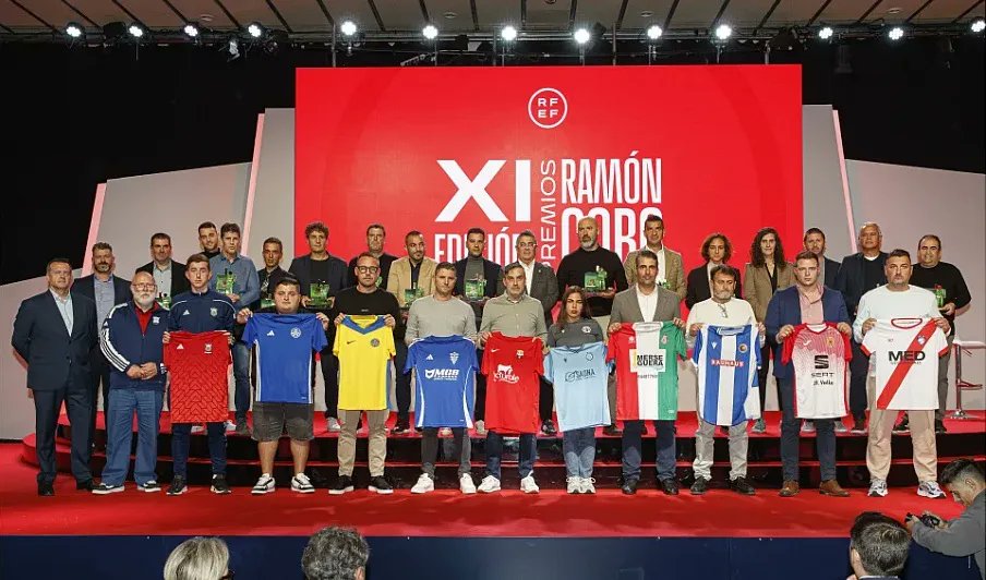 ENTRENADORS |

🥰 «Tots amb València»: emotivo homenaje de la <a href="/rfef/">RFEF</a> y <a href="/EntrenadorRFEF/">Comité de Entrenadores RFEF</a> a los entrenadores afectados por la DANA

📎 ffcv.es/wp/blog/2024/1…

#SomEntrenadors