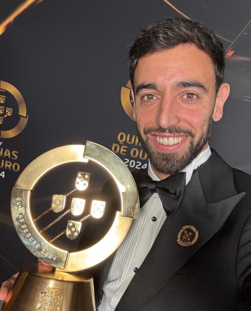 ManUtdInPidgin's tweet image. Bruno Fernandes bin collect award at the Quinas de Ouro yesterday. 🇵🇹 #MUFC