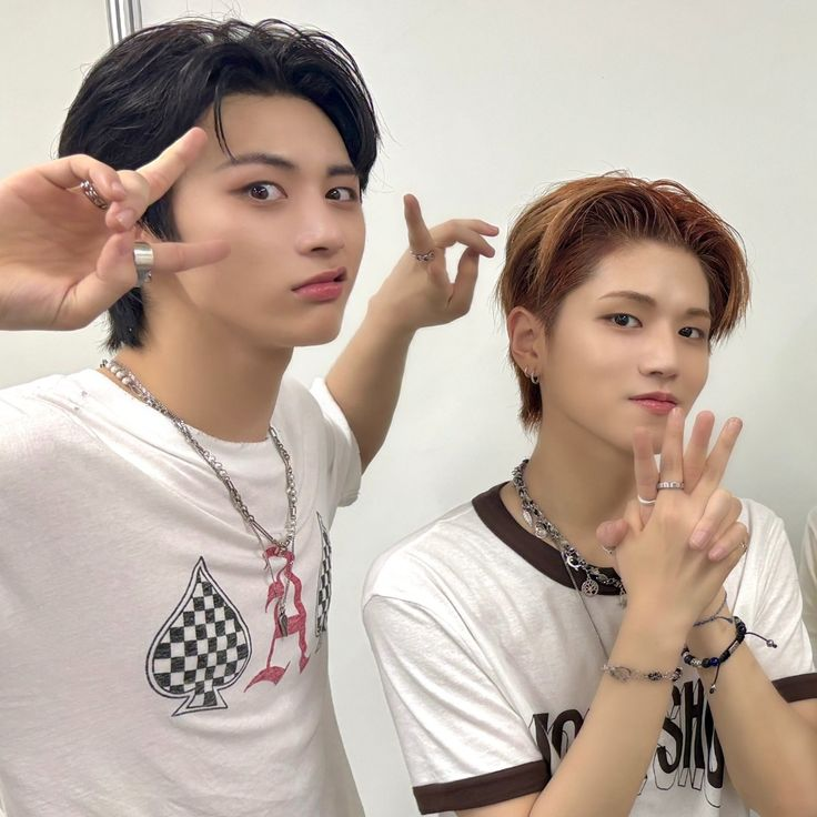 anklerum's tweet photo. ʀɪωᴏᴏ loves hanging out in ᴛᴀᴇѕᴀᴎ's dorm room https://t.co/h7UuT52MPl