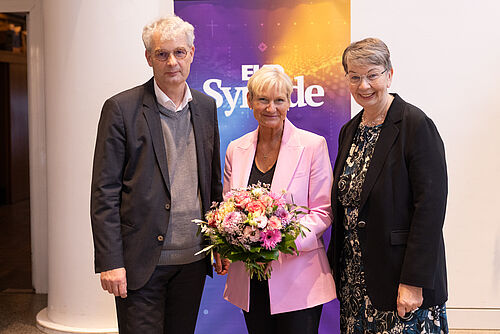 Herzlichen Glückwunsch, liebe Bischöfin Kirsten Fehrs 💐 Gottes reichen Segen zur Wahl als Ratsvorsitzende der Evangelischen Kirche in Deutschland!

➡️ bit.ly/3ChERgv