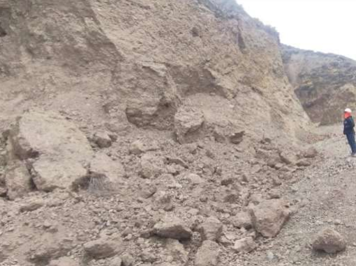 COENPeru's tweet photo. #COENInforma
Huancavelica: el 11/11 un #Deslizamiento causó daños a vías de comunicación en el sector San Martín de Mayunmarca, distrito #Andabamba, provincia Acobamba. Población organizada, con apoyo de herramientas manuales, realiza labores de limpieza y rehabilitación. (1/2) https://t.co/fy1Tmprk76
