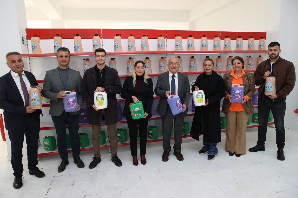 Yoğun programlarımız ve saha incelerimiz için sabahtan yola koyulduk ve soluğu Gülyalı Turnasuyu mevkiinde bulunan seramızda aldık.

Seramızda emek veren mesai arkadaşlarımızın sıcak çay ikramlarına ve taptaze simitlerine ortak olduk. 

Beş yıl önce ‘Kendi Kendine Yeten Şehir’