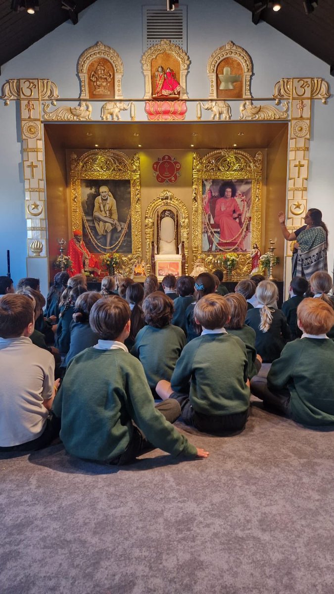 sheen_mount's tweet photo. Year 4 at the Hindu Temple https://t.co/oF1E6DzoJt