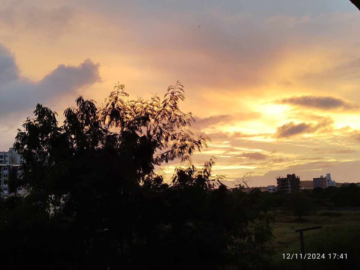 Cricket_198176's tweet photo. What a splendid evening.. Nature at its best.
@praddy06
@chennairains
@chennaisweather
#NEM2024
#COMK
@masrainman
@evkwf_18
PC: My daughter https://t.co/pxC5OGdX6L