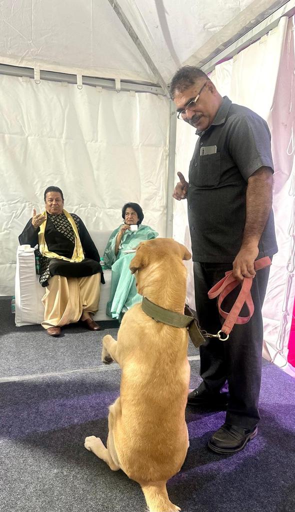 anupjalota's tweet image. Last evening in Nagpur, the security dog gave a warm welcome after checking the room! A unique and memorable touch to the visit. 🐕✨ 

#NagpurVisit #SecurityDog #WarmWelcome #TravelMoments #UnforgettableExperience