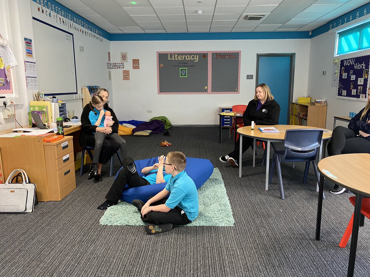 Our students from Paris Class and Tokyo Class during the two minutes silence for Remembrance Day yesterday. 

Paris class used adjectives to put together sentences about why we have Remembrance Day.