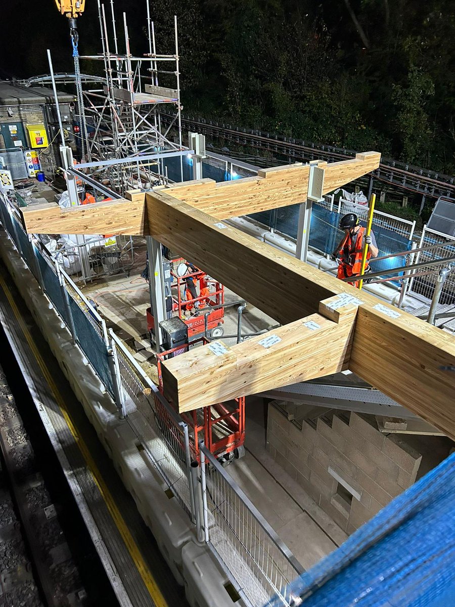 BucklandTimber's tweet image. Some in-progress photos today of the Colindale Northern larch glulam canopy being installed.

This is a tricky install as all the lifting work has to be carried out in 3-hour windows between 1.30-4.30am each night - the CLT deck is next...

 #LarchGlulam #InstallationInProgress