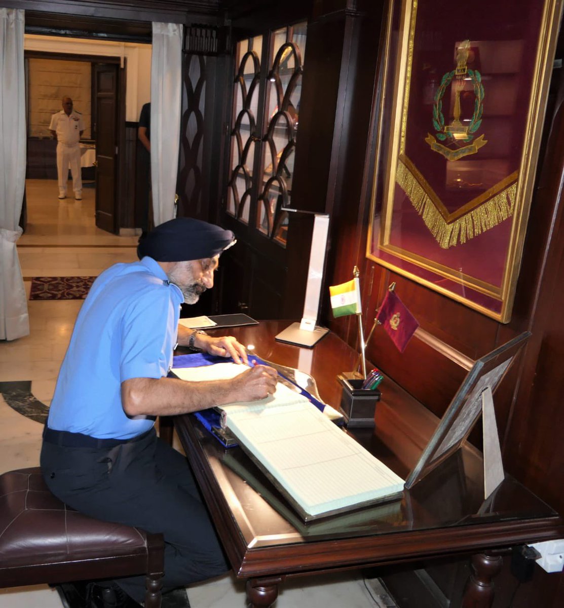 SpokespersonMoD's tweet photo. #CAS Air Chief Marshal AP Singh visited # NDC, New Delhi today and interacted with 64th NDC course participants on the topic ‘Transformation of IAF - An IAF Perspective’. https://t.co/qYb1BFK9fG