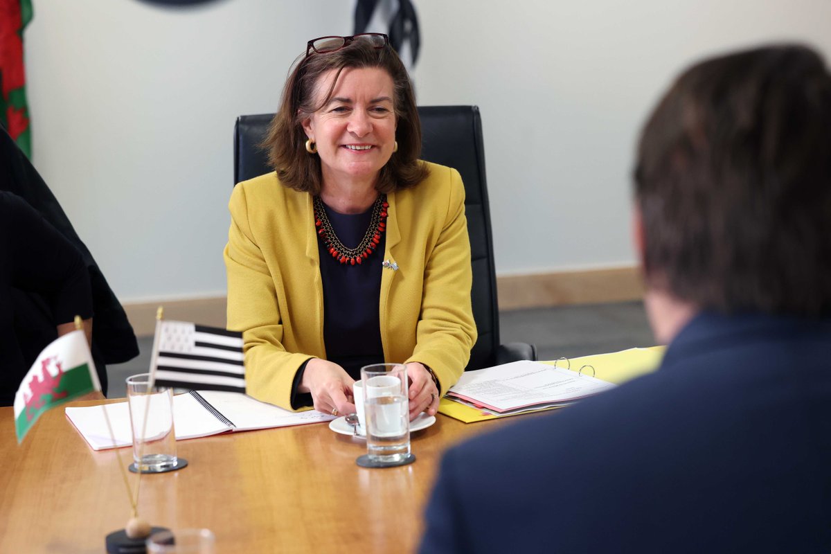 Prynhawn ma, cyfarfu @prifweinidog gyda <a href="/LoigCG/">Loïg Chesnais-Girard</a> i ddathlu 20 mlynedd ers arwyddo Memorandwm Cyd-ddealltwriaeth Cymru a Llydaw 🤝

Rydym wedi bod yn ffrindiau ers miloedd o flynyddoedd. Byddwn yn parhau i gryfhau ein cysylltiadau â thechnoleg, y celfyddydau ac ynni adnewyddadwy.