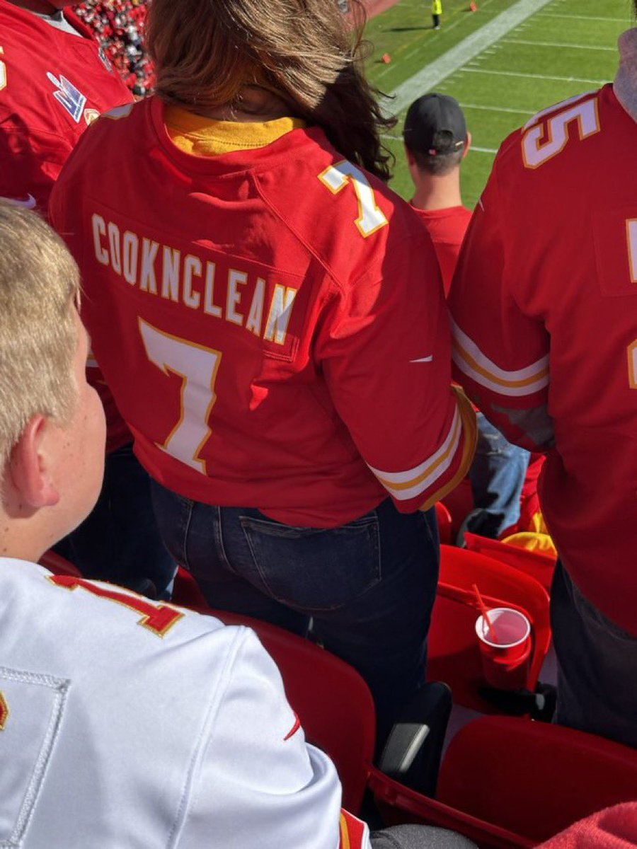 RyanEvansESPN's tweet photo. WIFE: A Female #Chiefs fan was spotted rocking a Harrison Butker “COOKNCLEAN” jersey to this weeks game. 

Absolute QUEEN fulfilling her Legacy as a homemaker. 😊👑 https://t.co/EHrKWR8e0c