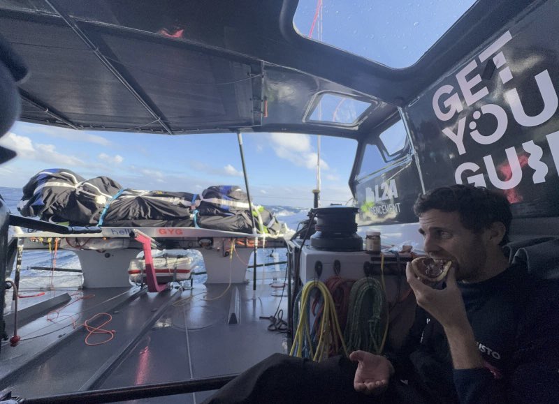 tanguyleturquai's tweet photo. Quand tu manges ta pomme et ta tartine de pâte à tartiner pour le petit dej’ dans 35 noeuds 😅 https://t.co/t9m6DBtAch