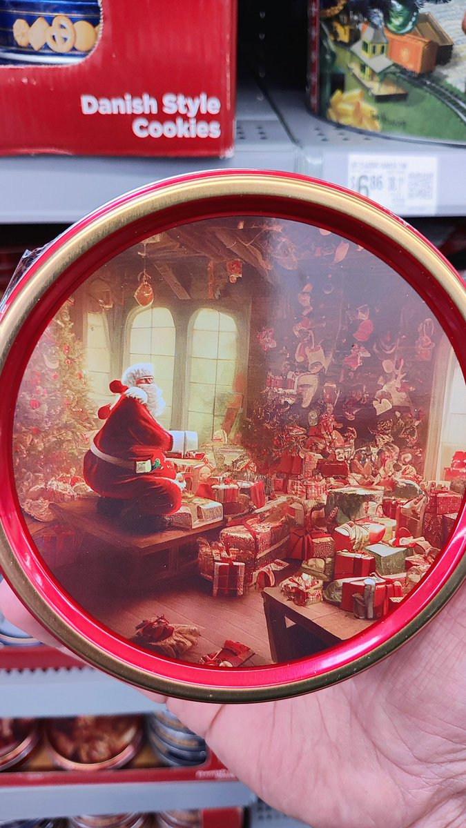 Strongpops's tweet photo. @Walmart using #artificalintelligence on their cookie tins. Is this part of the war on Christmas I've heard about?
What the hell is Santa doing on the table? 😂 https://t.co/nbCD8QhaJL