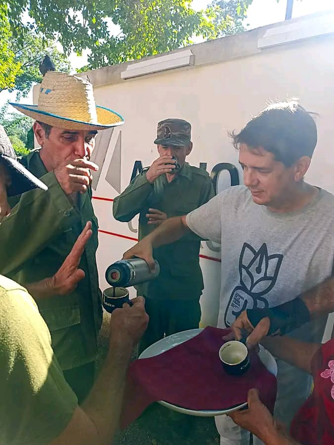 El Huracán Rafael deja muchas enseñanzas: lo imprescindible de la comunicación de crisis, el trabajo en equipo entre el gobierno, los delegados, las fuerzas armadas y el pueblo. Aquí no sobra nadie, todos hacen falta, incluido el buen café solidario.
.
.
#LALISA
#Cuba