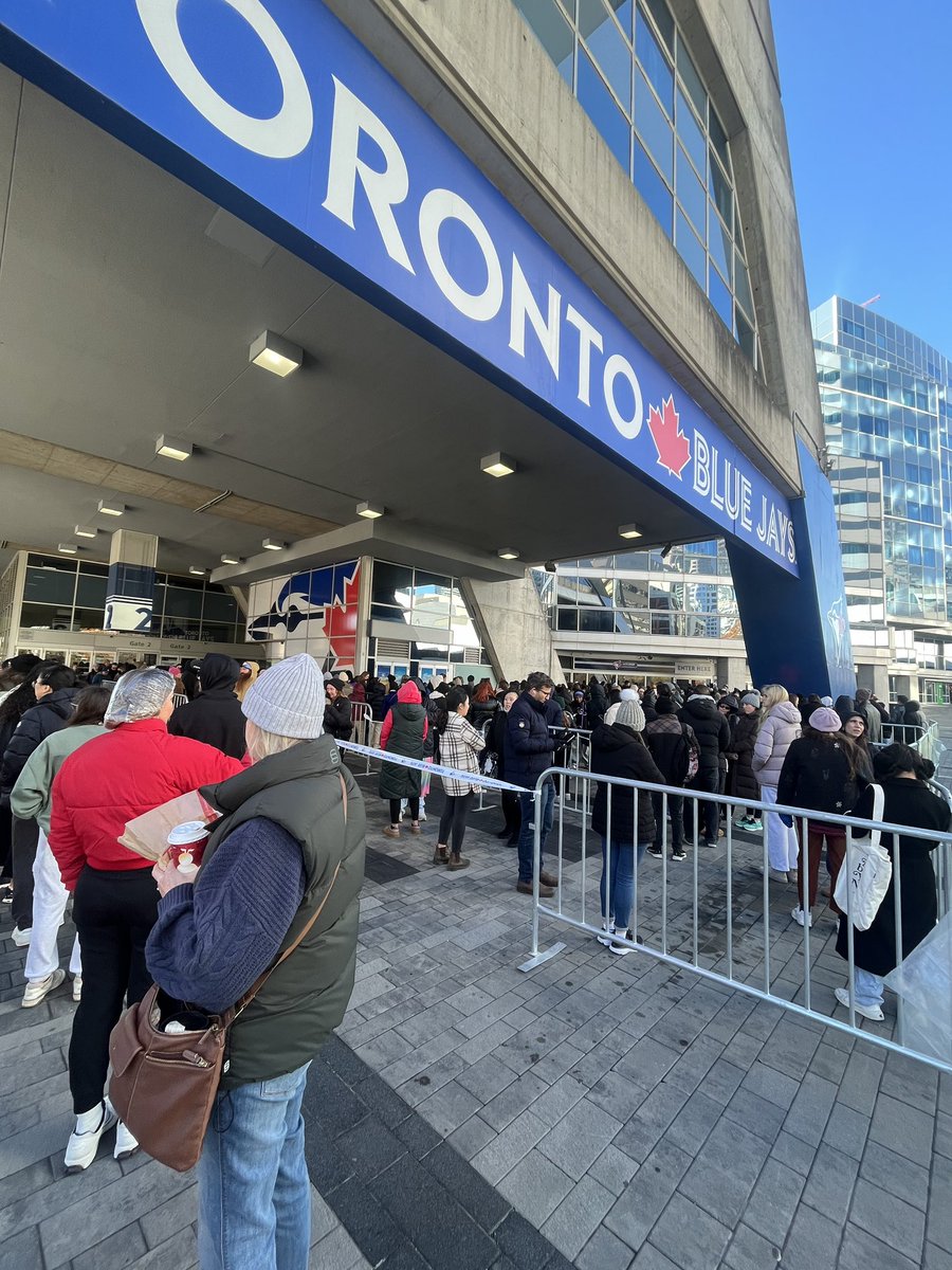 My sister has been in the Eras Tour Toronto merch line since 10am and said they just told her 1 more hour of waiting 🥹🫶🏼🪩 #TorontoTSTheErasTour @TSTHEMANUSCRlPT