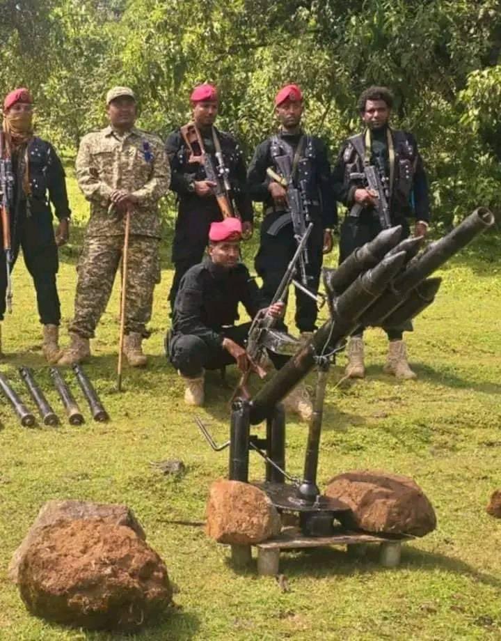 AmharaArmy's tweet photo. ሰበር ዜና!
=
ፋኖ ላይመለስ እየገሰገሰ ነው!
=
ታዲያ ይህን ግዙፍ የፋኖ ኃይል ወደ 4 ኪሎ የሚያደርገውን ግስጋሴ ማነው የሚያስቆመው?

ምስል1: ፀረ ተሽከርካሪ 
ምስል 2: ዙ 1M  በቀኝ ጌታ ዮፍታሔ ክፍለጦር የተሰራ ነው። ተቋማችን እየገሰገሰ ነው።

ፋኖ! https://t.co/X4izf5CFXK