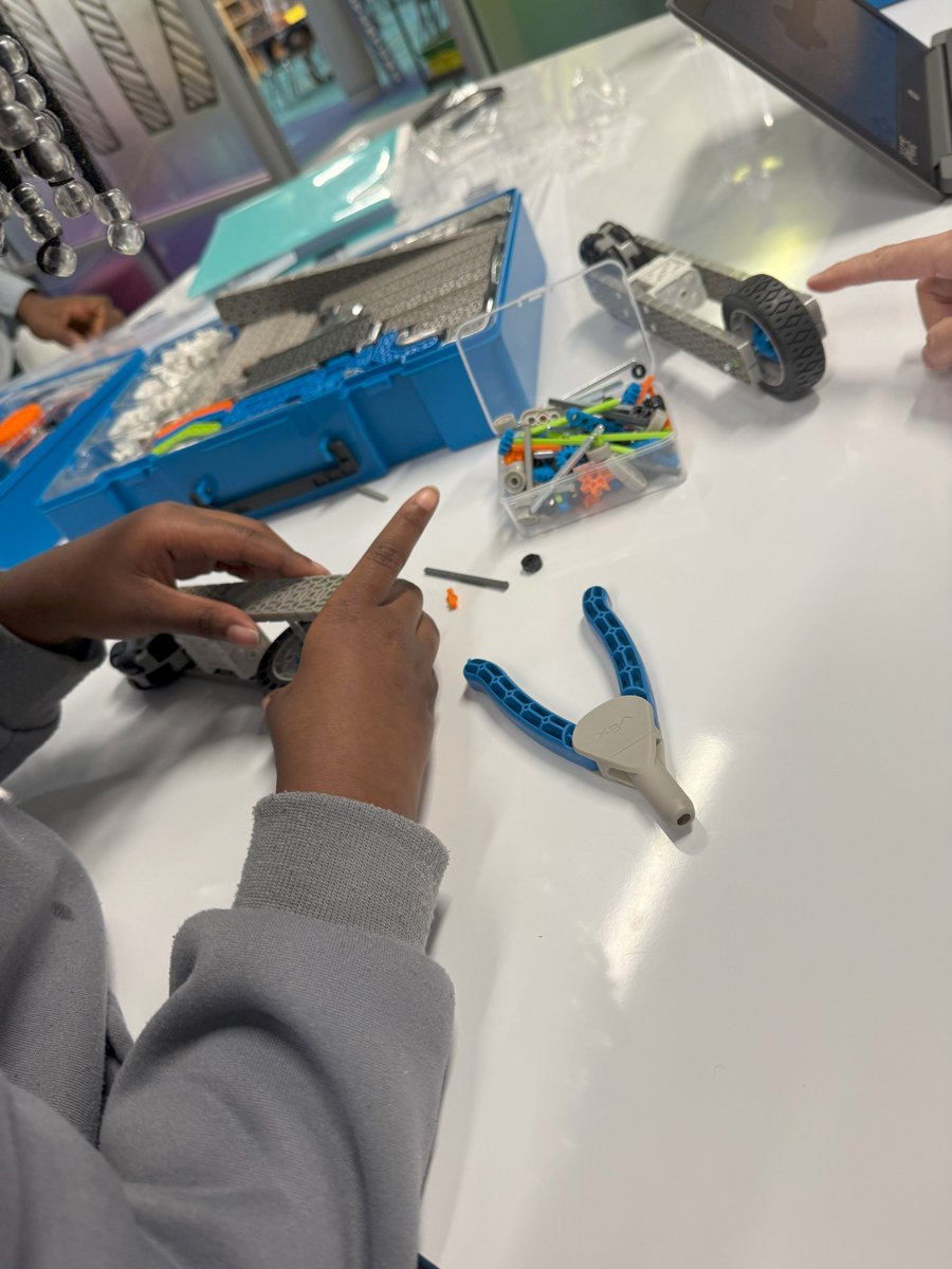 DCoaDLab's tweet photo. Exploring the VEX IQ Competition Kit with elementary students for our project on physiological computing.
Read more about the project here:
https://t.co/oWLE48mSEB https://t.co/jeBInhb6jd