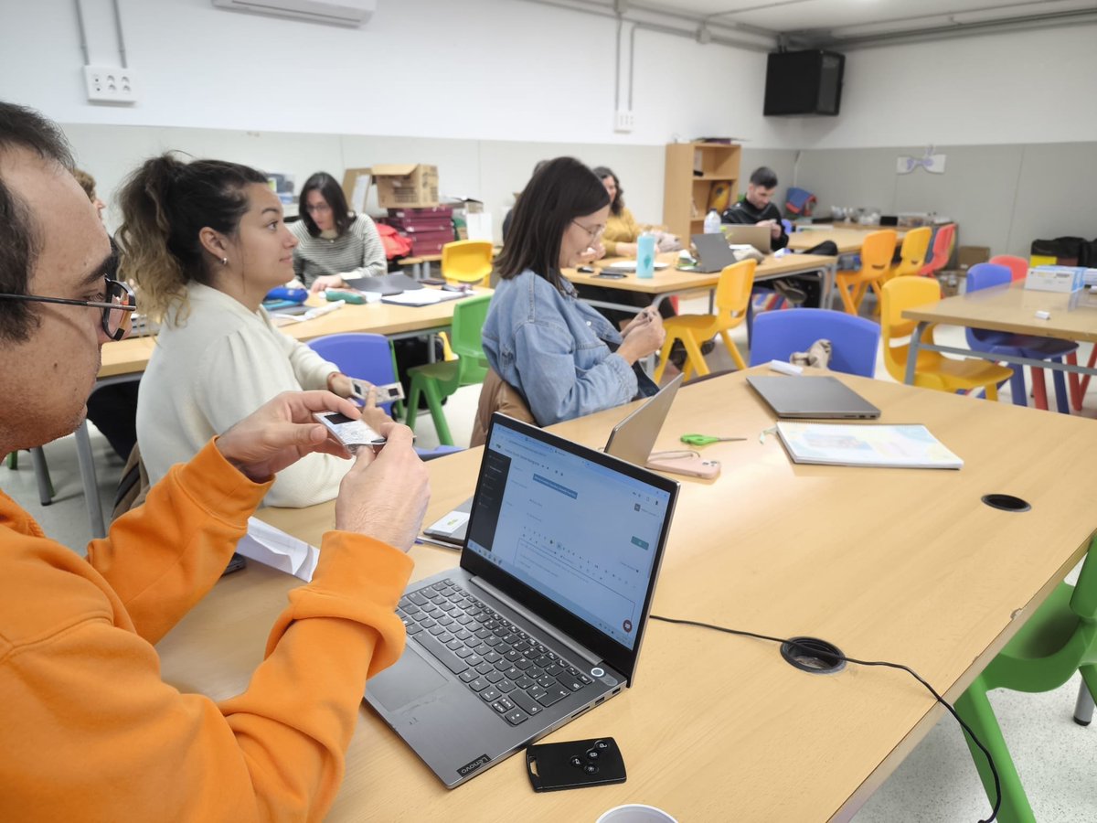 🔎💡Cercant solucions a problemes i reptes de la vida. 
🤔Treballant  en les caixes de medi amb l'equip docent d'Èpsilon. 
👏🏻👏🏻Gràcies <a href="/fsanch27/">fsanch27</a> <a href="/SergiAlbertfiq/">Sergi</a>